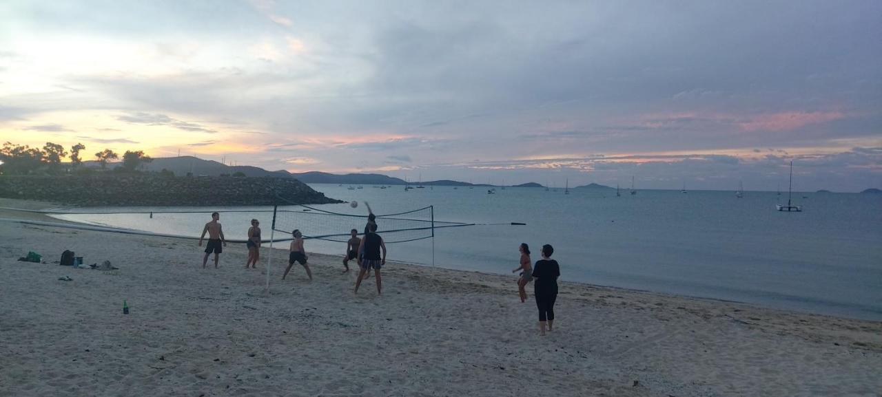 Backpackers By The Bay Hostel แอร์ลีบีช ภายนอก รูปภาพ